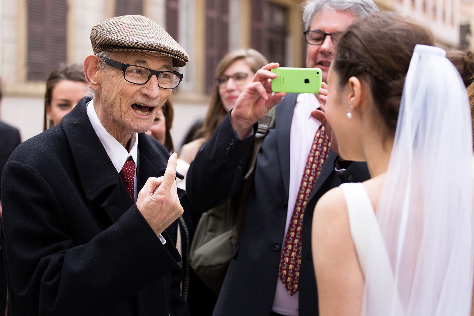 Photographe de mariage à Lyon. La mariée avec son grand père