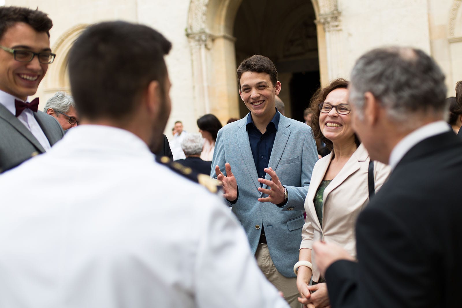 Photographe de mariage à Lyon. Le marié avec ses invités