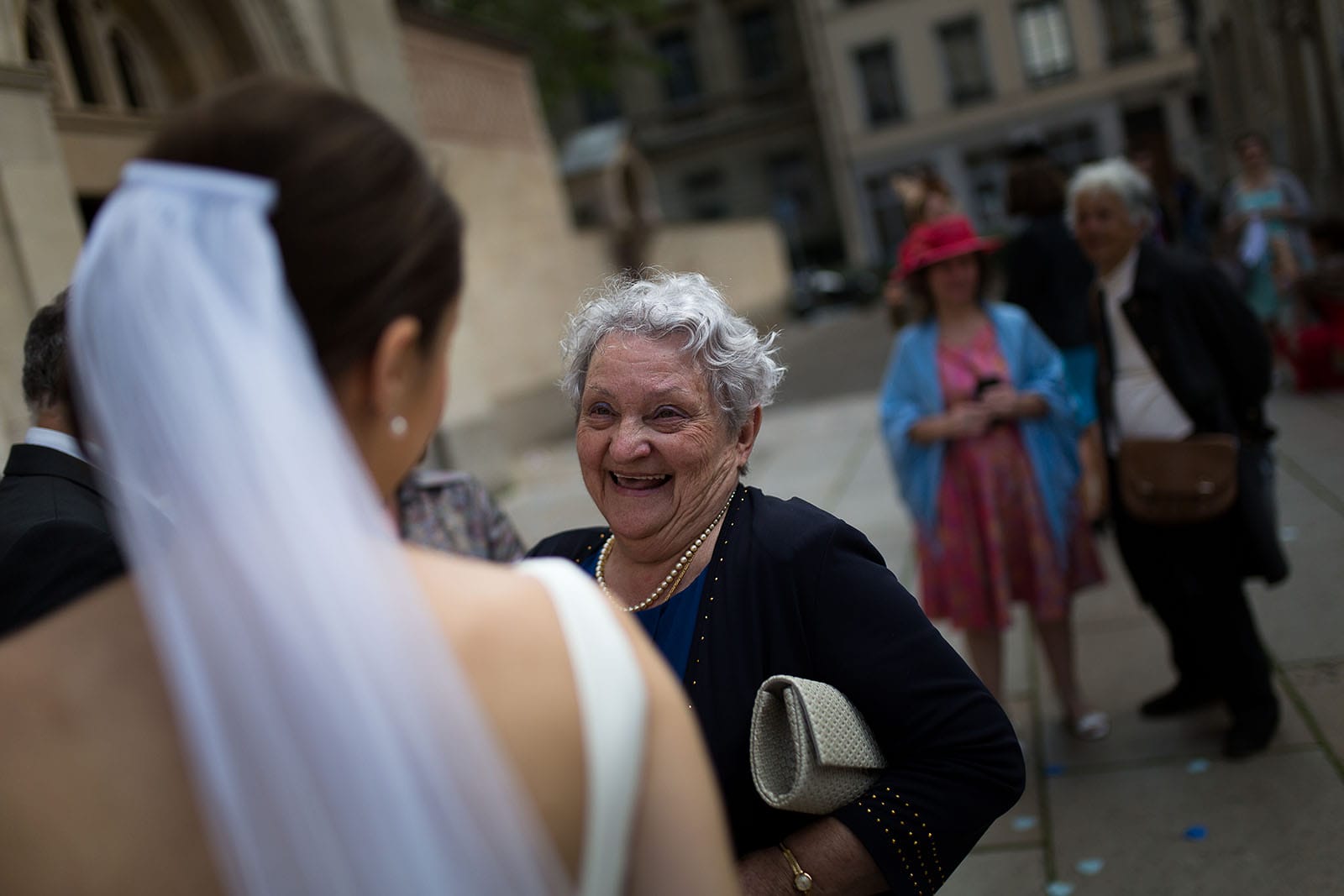 Photographe de mariage à Lyon. La mariée avec sa grand mère
