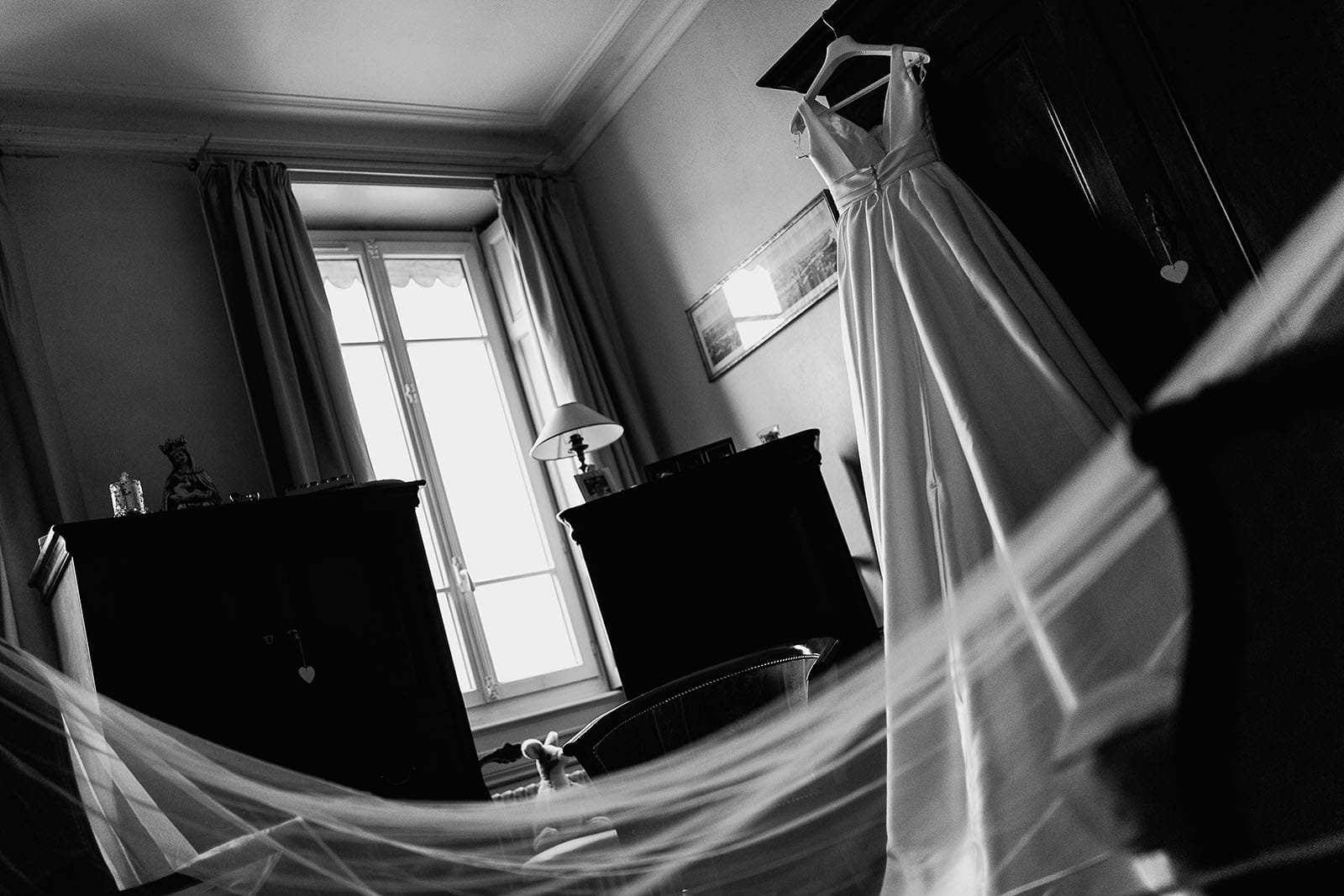 Photographe de mariage à Lyon. Robe et voile de la mariée