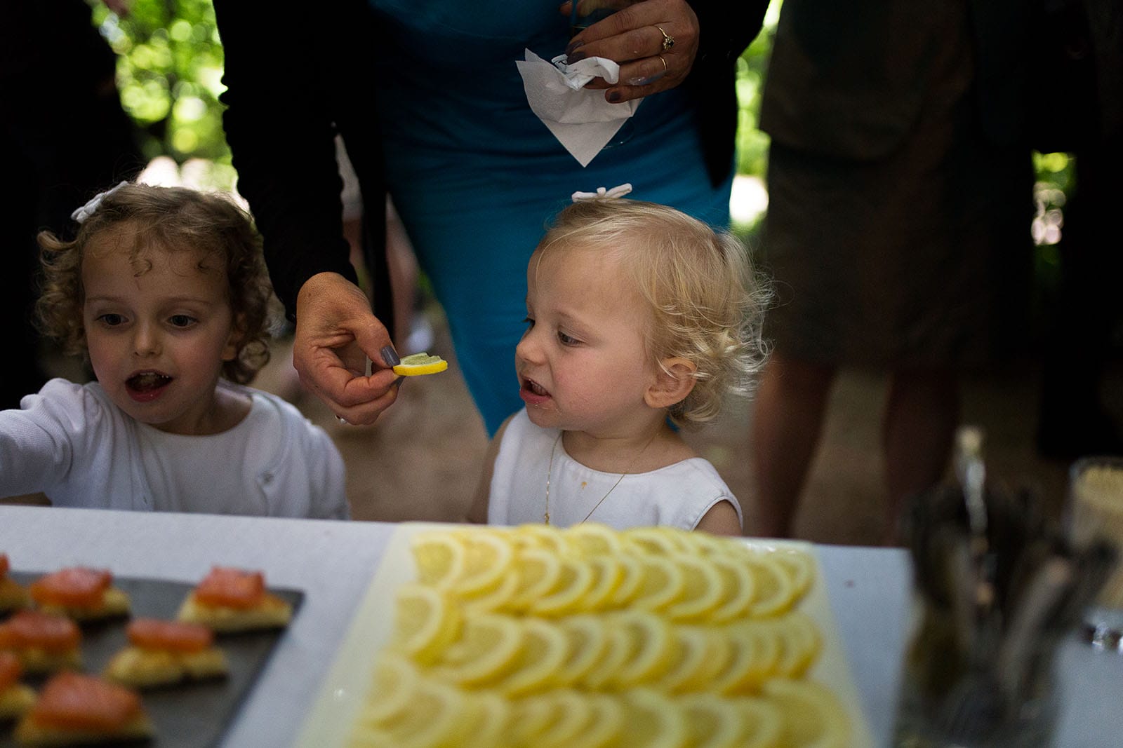 Photographe de mariage à Lyon. Enfant qui mange un citron, tête bizarre
