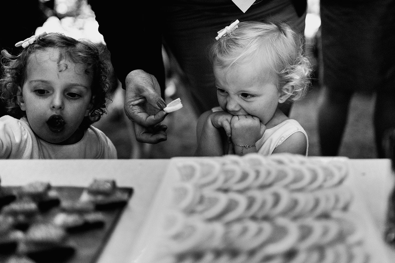 Photographe de mariage à Lyon. Enfant qui mange du citron