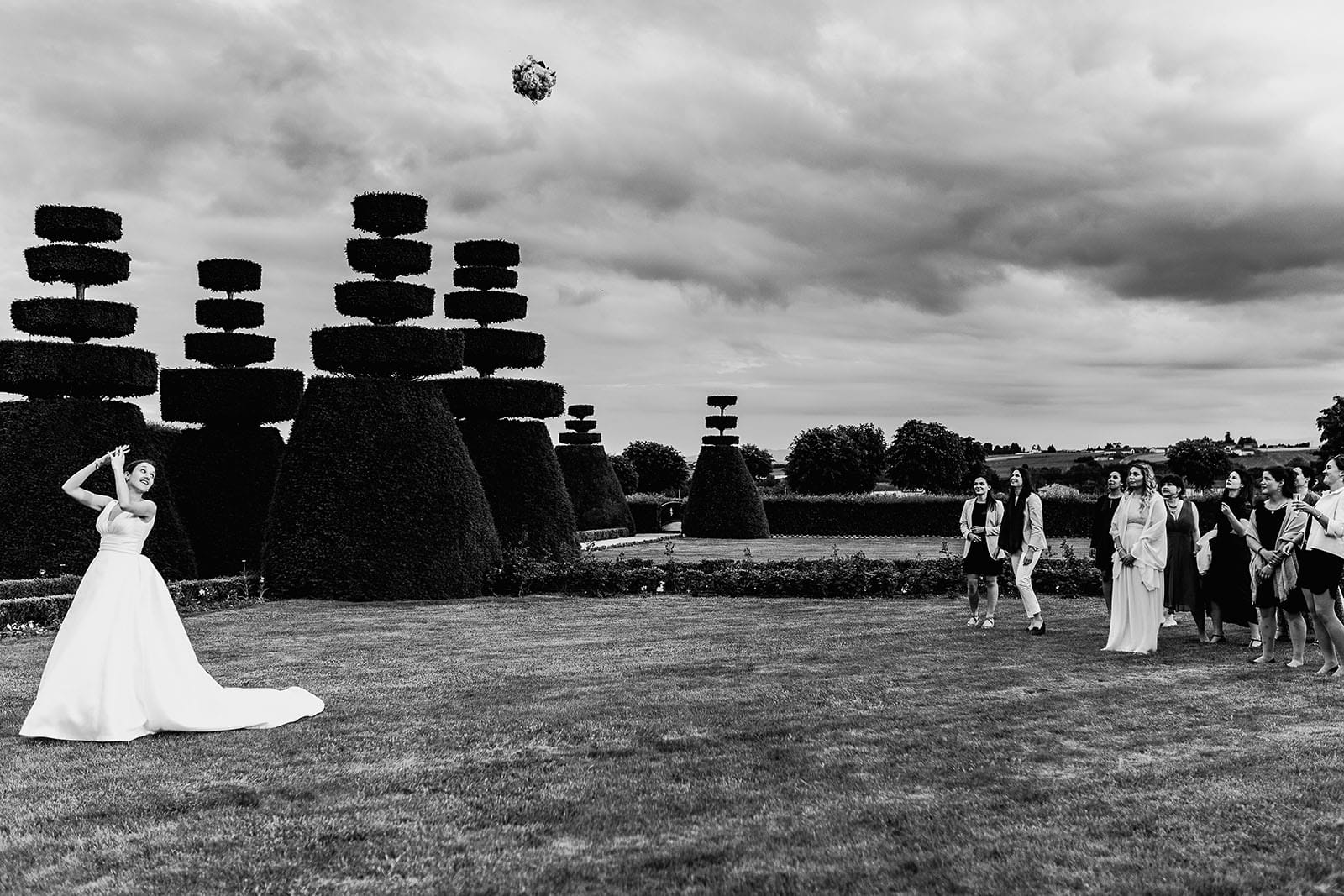 Photographe de mariage à Lyon. Lancer du bouquet de la mariée au château de Pizay