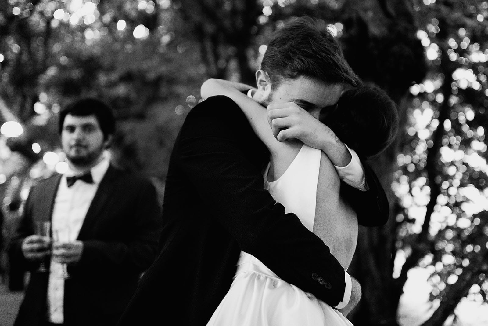 Photographe de mariage à Lyon. Tendresse entre la mariée et son frère