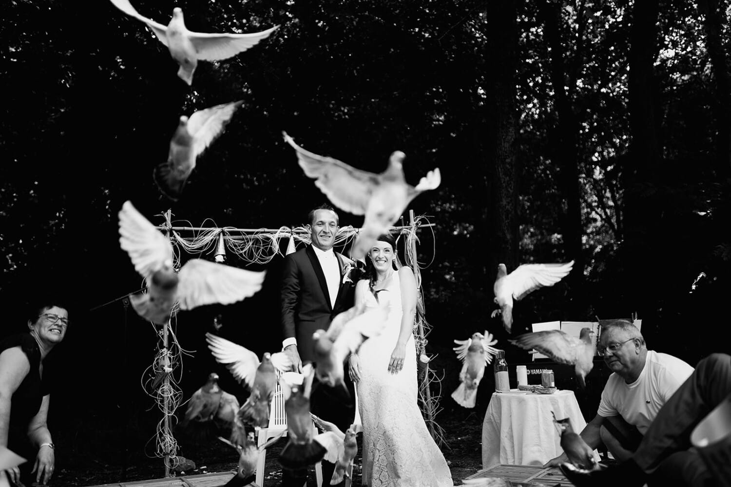 Mariage au château de Bisseret depuis saint Barthélémy lacher de pigeon