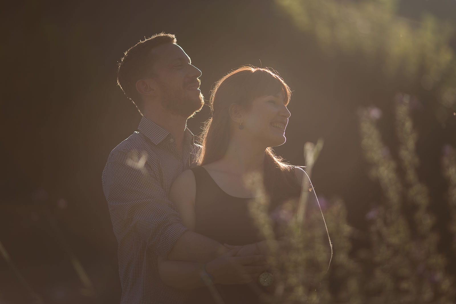 Photographe de mariage château le sallay nevers Love session ou séance d'engagement à Nevers avec une très belle lumière. Photo de couple à contre jour