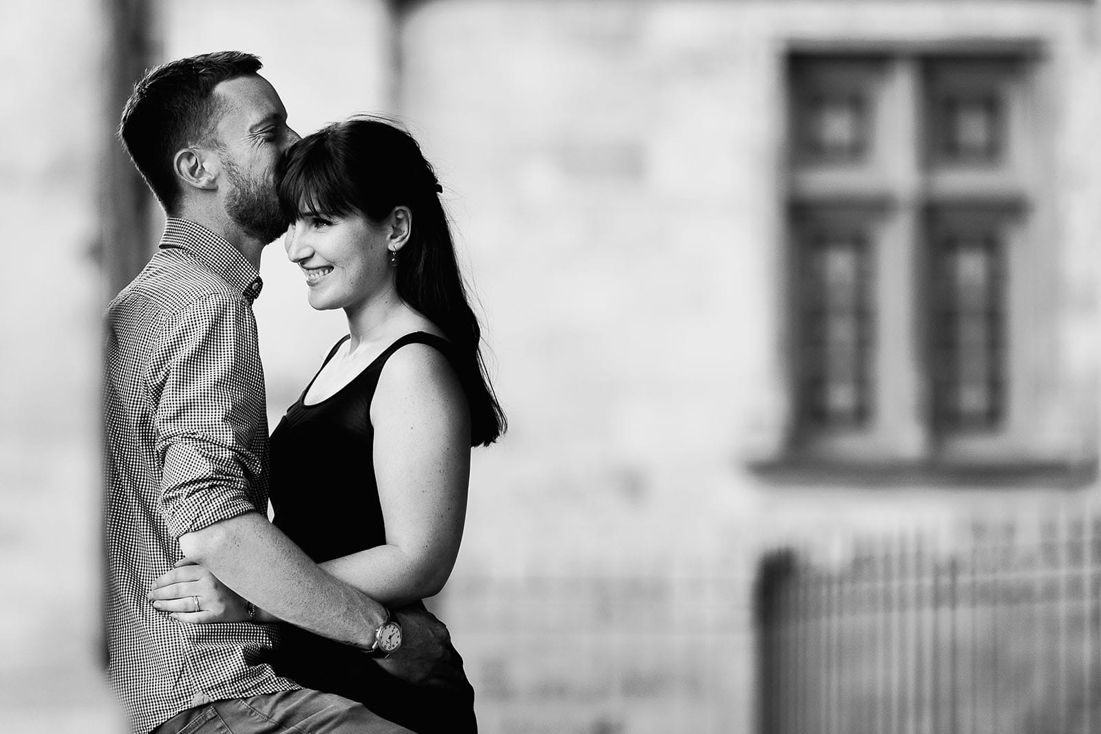 Photographe de mariage château le sallay nevers Love session ou séance d'engagement à Paris. Une belle photo de couple en noir et blanc