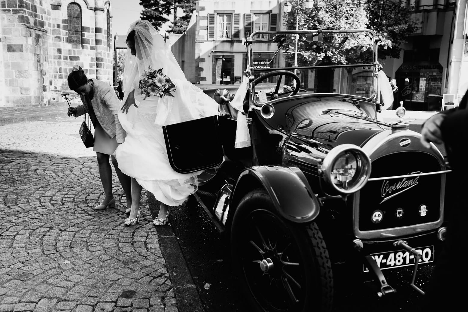 Hotel Royal Saint Mart Royat Clermont Ferrand Descente de voiture de la mariée
