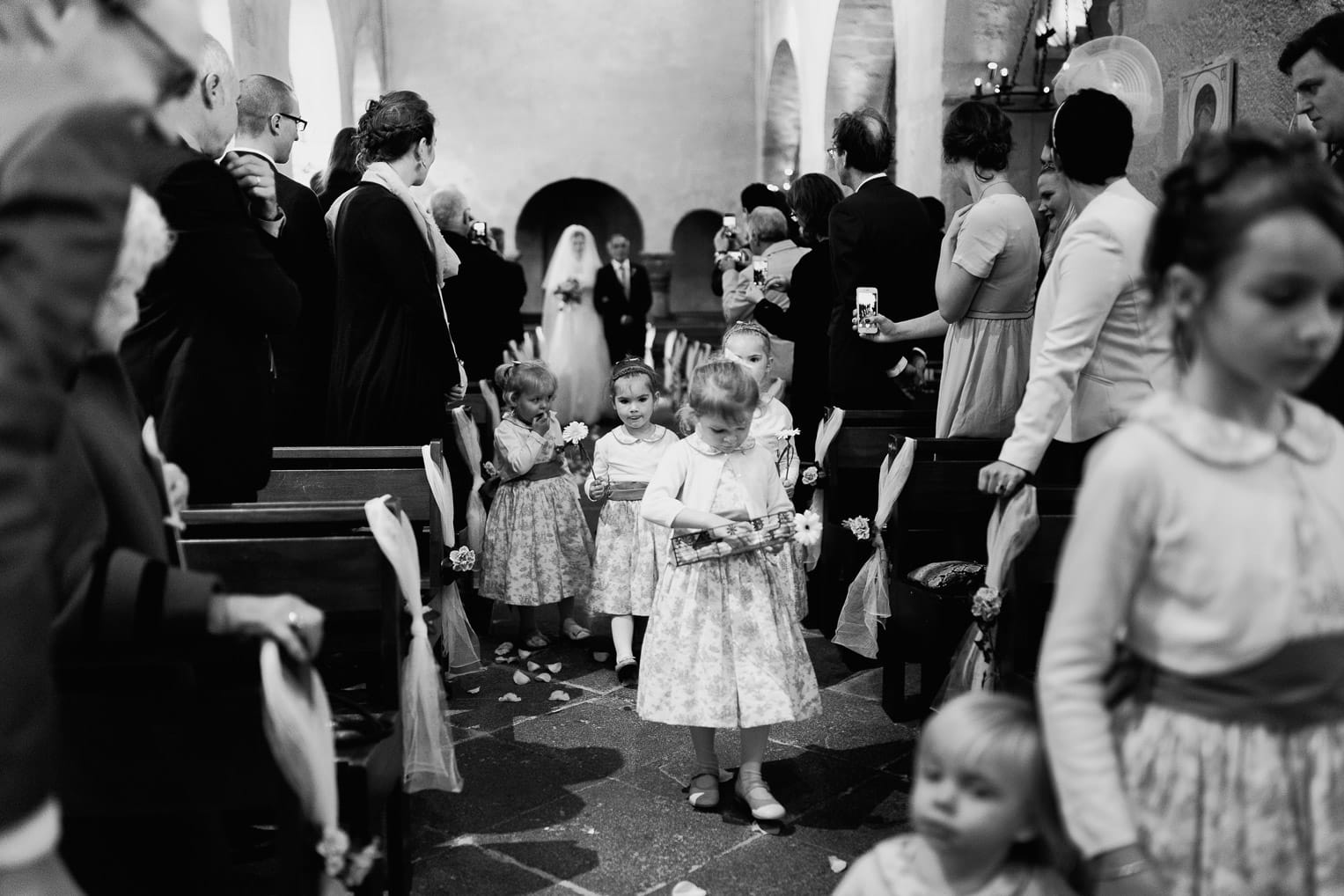 Hotel Royal Saint Mart Royat Clermont Ferrand L'entrée de la mariée et des filles d'honneur dans l'église de Chamalière
