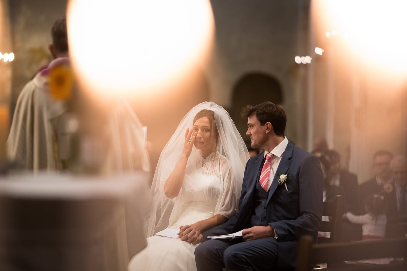 Hotel Royal Saint Mart Royat Clermont Ferrand Emotion de la mariée dans l'église durant la cérémonie religieuse