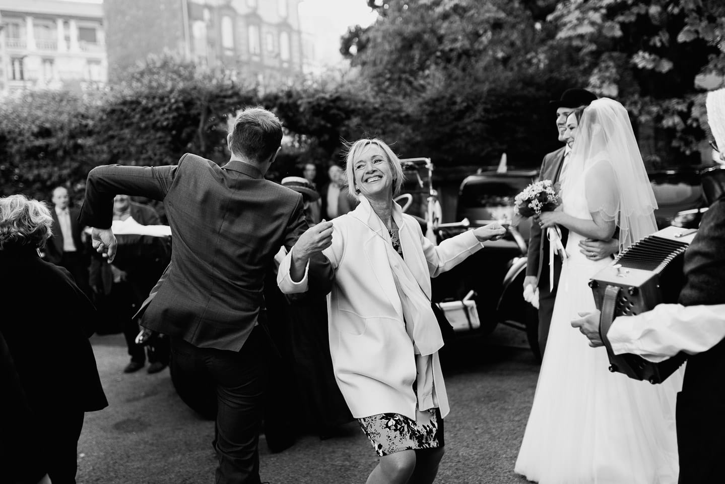 Hotel Royal Saint Mart Royat Clermont Ferrand Danses devant l'hôtel avant que les mariés entrent