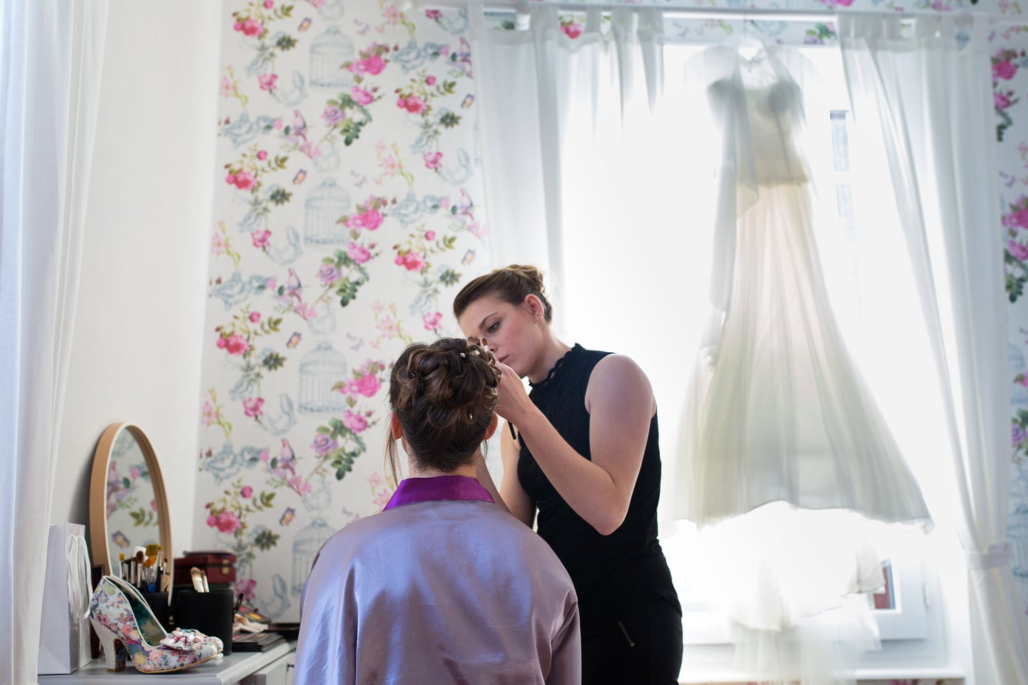 Hotel Royal Saint Mart Royat Clermont Ferrand Maquillage de la mariée devant sa robe