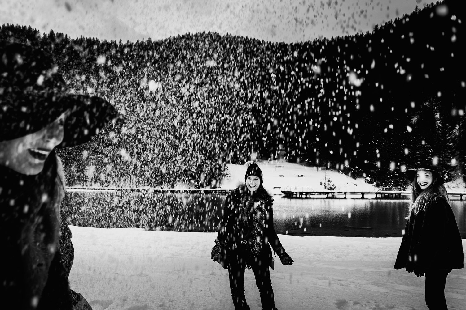 enterrement-de-vie-de-jeune-fille-courchevel-montagne-neige-ski-evjf-fille-joie-humeur-(3) Un enterrement de vie de jeune fille à la montagne bataille de neige