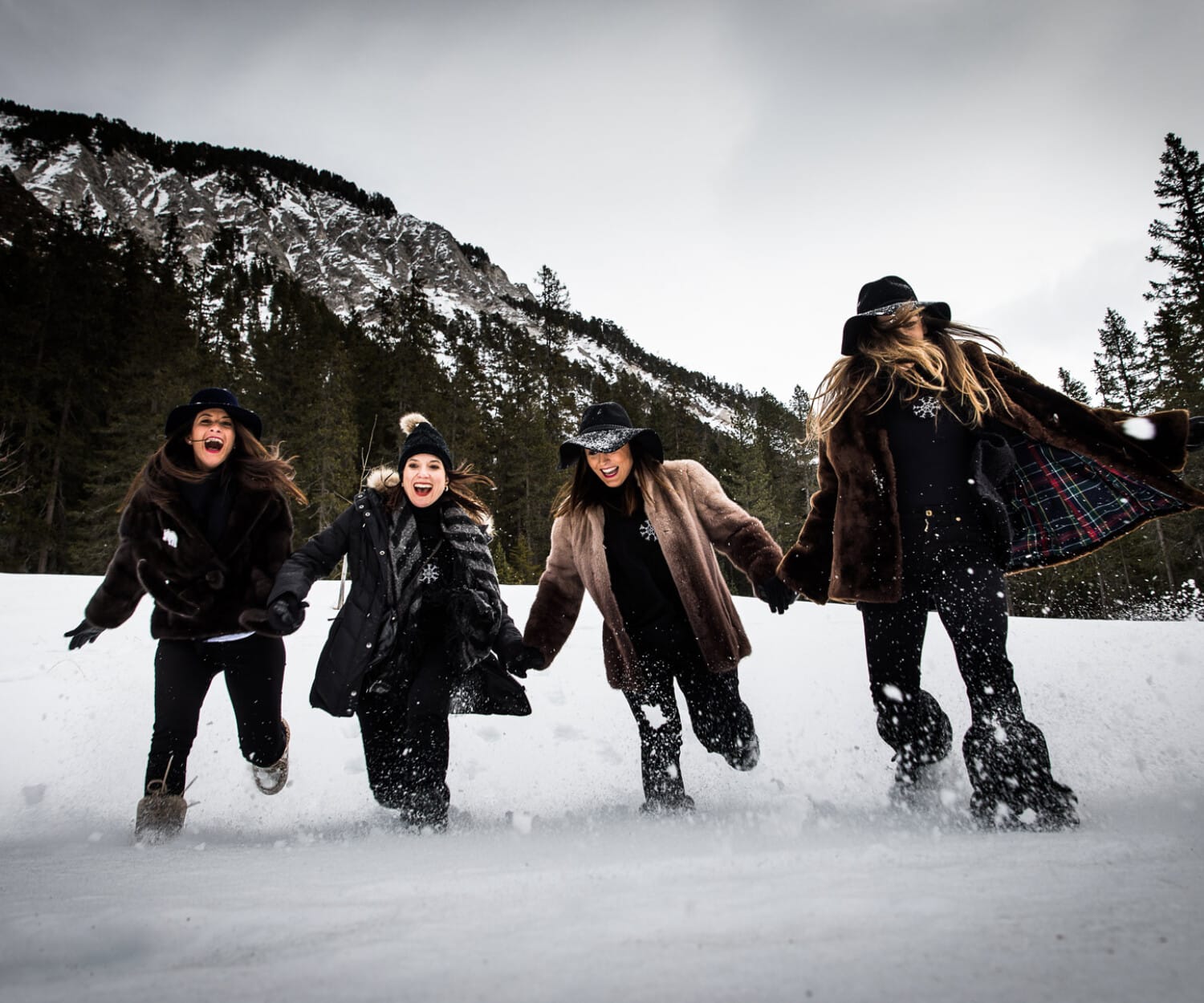 Un enterrement de vie de jeune fille à la montagne filles courent dans la neige à Courchevel
