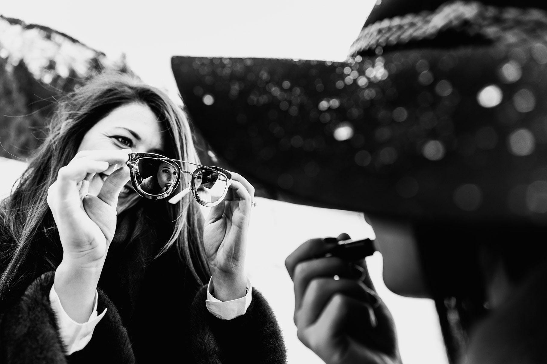 Meilleures photographies de mariage du photographe de mariage David Pommier. Courchevel. Un enterrement de vie de jeune fille à la montagne maquillage dans les lunettes