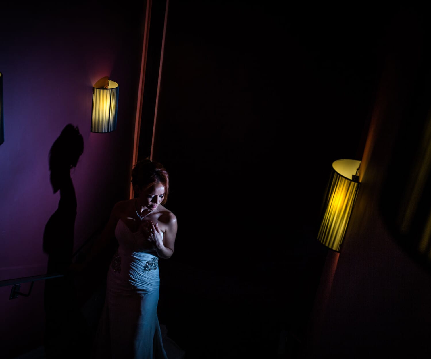 Une photo de la mariée dans les escaliers du restaurant Marguerite de Paul Bocuse à Lyon. Eclairage créatif