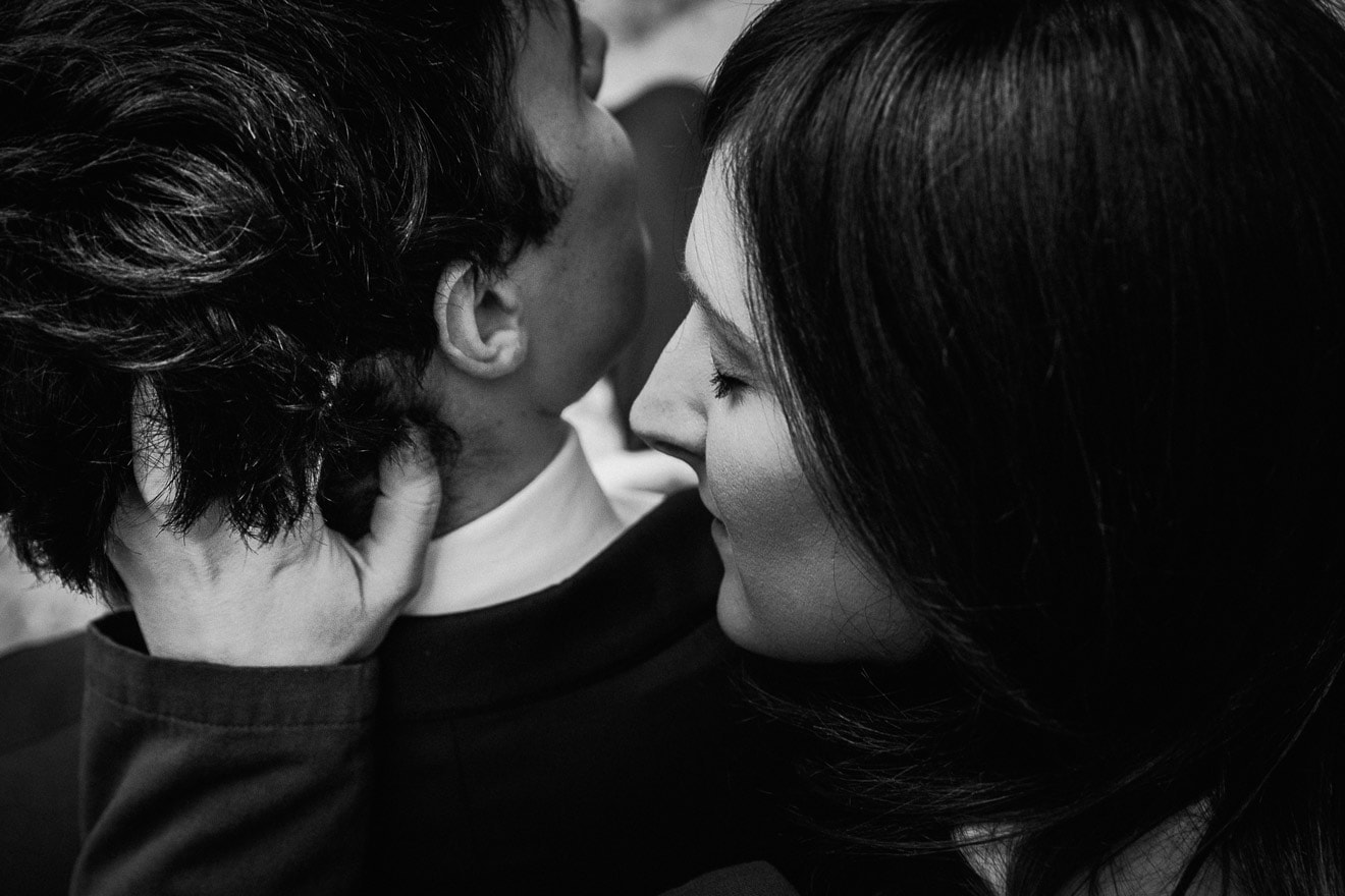 seance-engagement-love-session-photographe-mariage-lyon-couple-tendresse-david-pommier (8) Une séance photo engagement dans les rues de Lyon