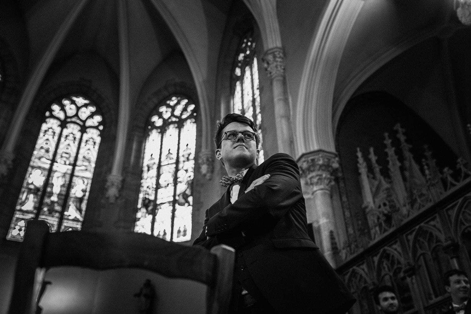 Reportage photo de mariage à Lyon - Manoir de la Garde. Le marié pleure à l'église pendant la cérémonie