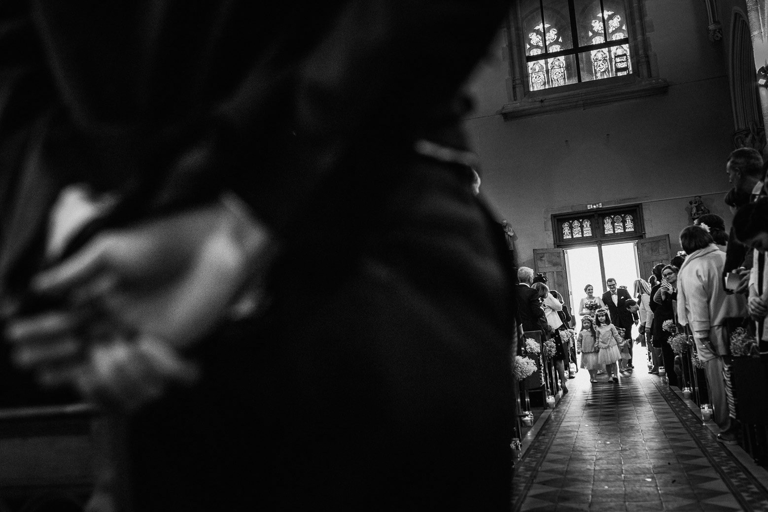 photographe-mariage-lyon-emotion-joie-beau-luxe-reportage-david-pommier (12) Reportage photo de mariage à Lyon - Manoir de la Garde. Le marié attend la mariée qui entre dans l'église