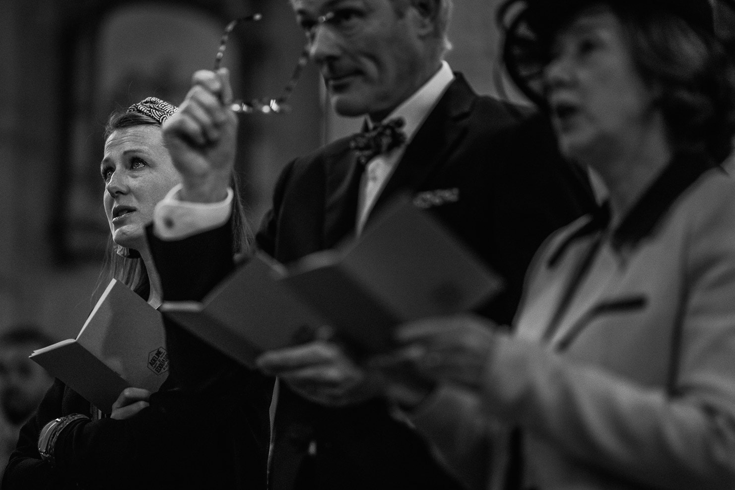 Reportage photo de mariage à Lyon - Manoir de la Garde. Emotion de la soeur du marié