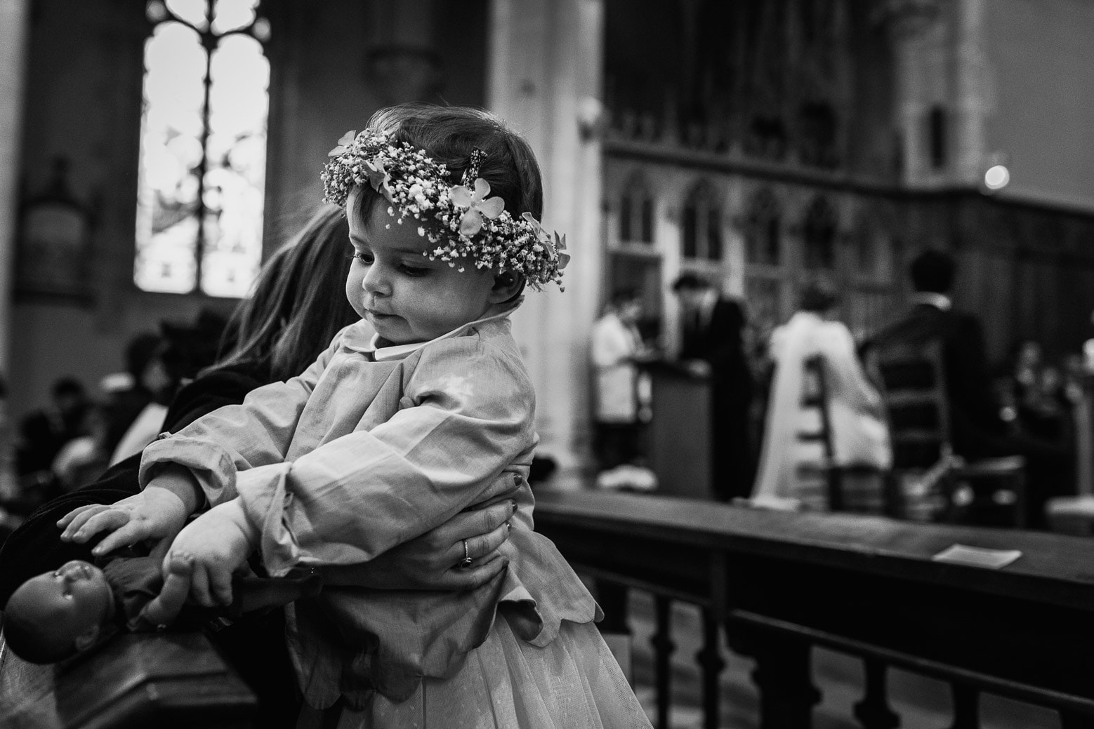 photographe-mariage-lyon-emotion-joie-beau-luxe-reportage-david-pommier (15) Reportage photo de mariage à Lyon - Manoir de la Garde. Enfant dans l'église