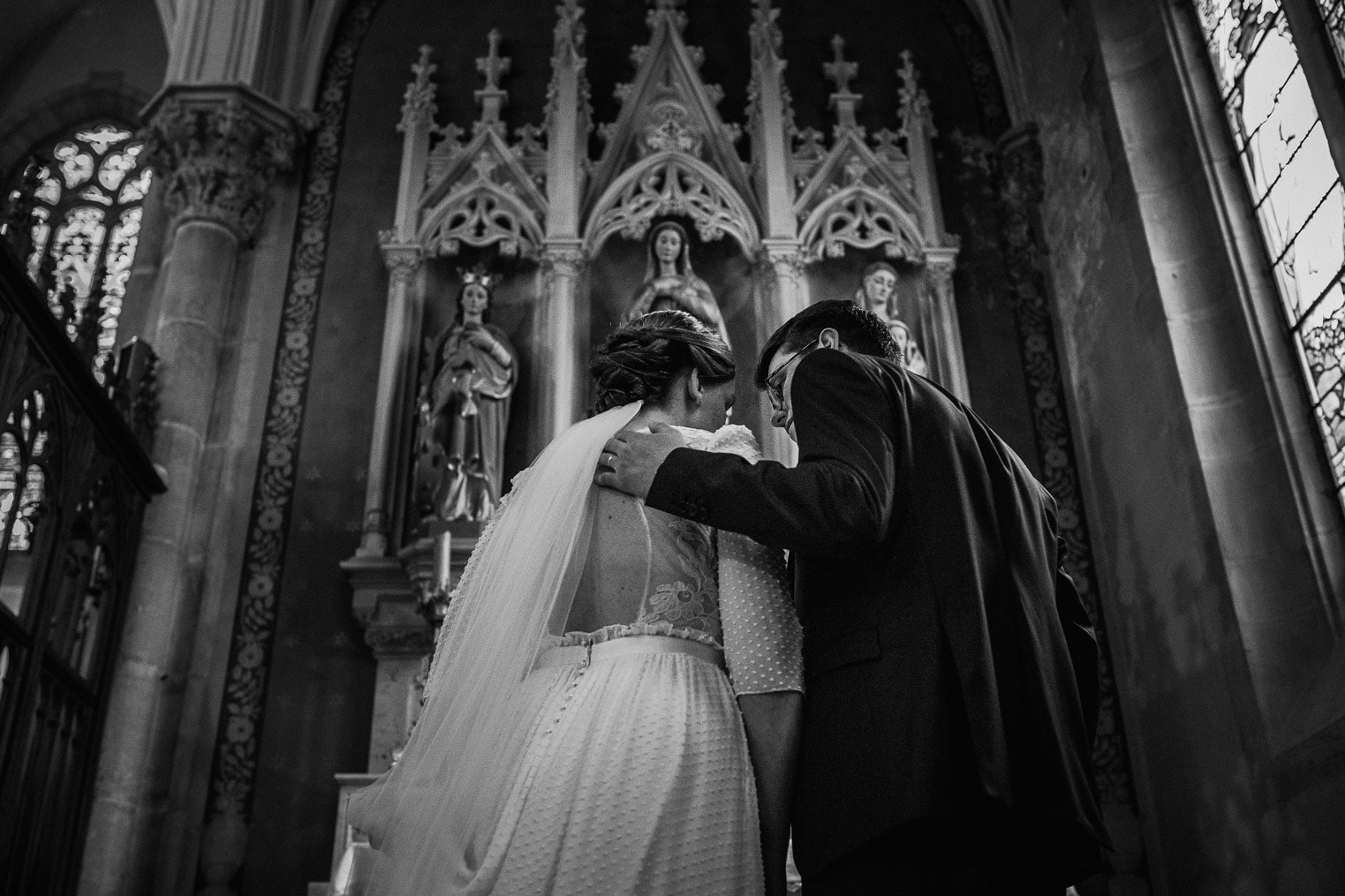 Reportage photo de mariage à Lyon - Manoir de la Garde. Prière à Marie