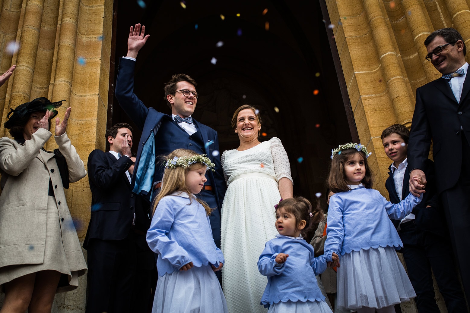 photographe-mariage-lyon-emotion-joie-beau-luxe-reportage-david-pommier (19) Reportage photo de mariage à Lyon - Manoir de la Garde. Sortie de l'église des mariés