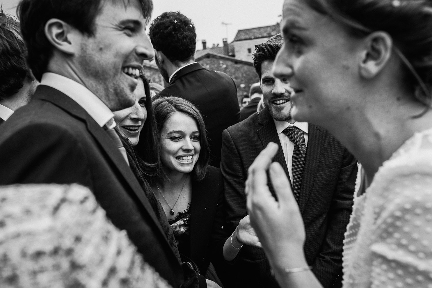 Reportage photo de mariage à Lyon - Manoir de la Garde. Sortie de l'église
