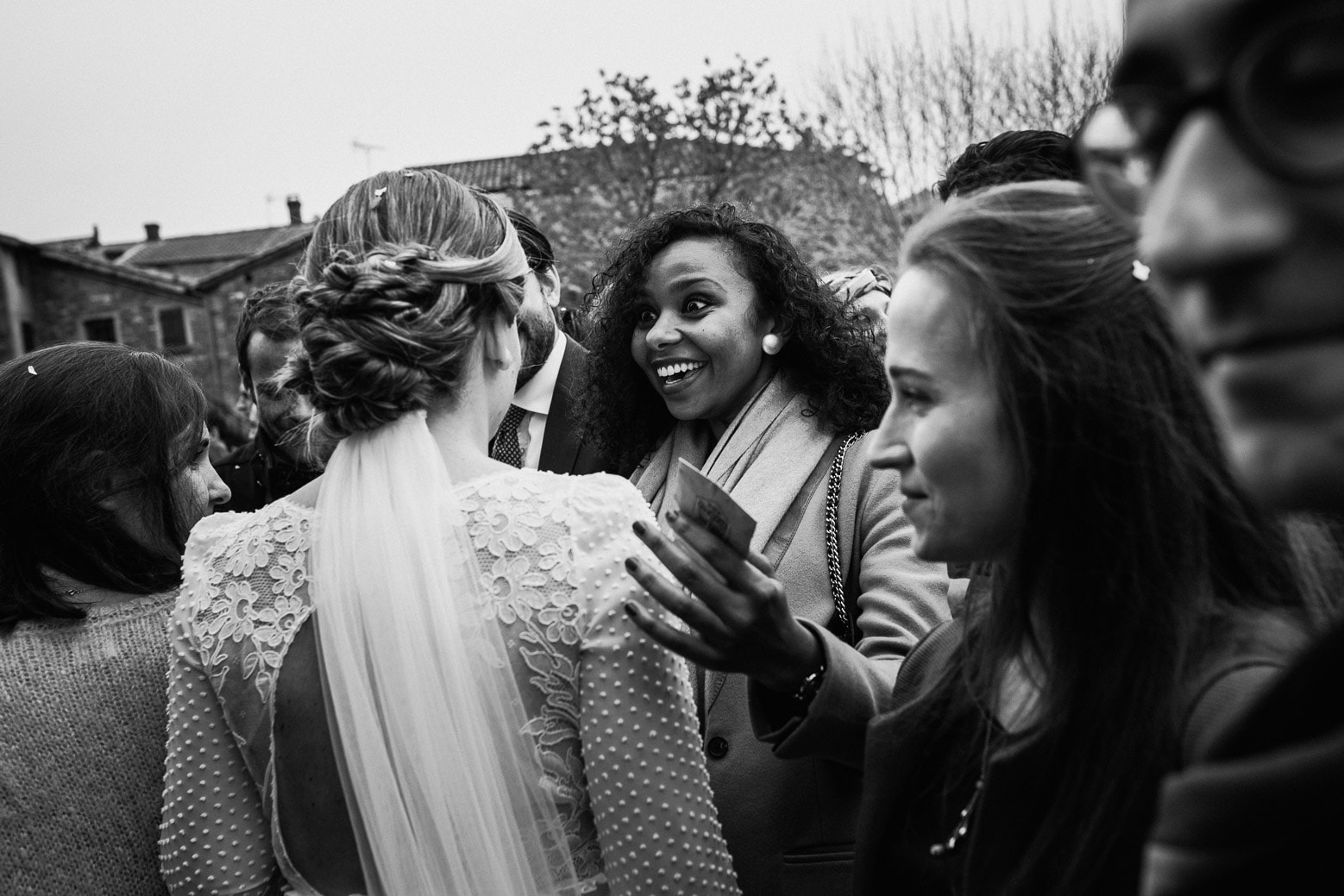 Reportage photo de mariage à Lyon - Manoir de la Garde. La mariée embrasse ses invités