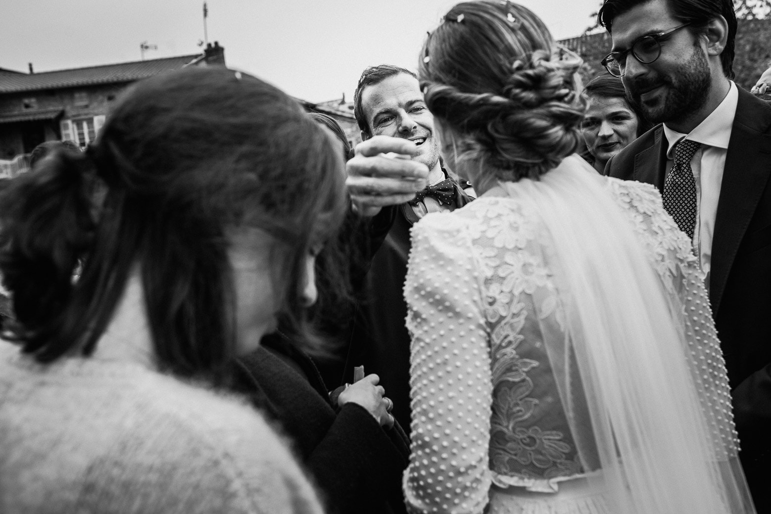 photographe-mariage-lyon-emotion-joie-beau-luxe-reportage-david-pommier (24) Reportage photo de mariage à Lyon - Manoir de la Garde. Les invités félicitent la mariée