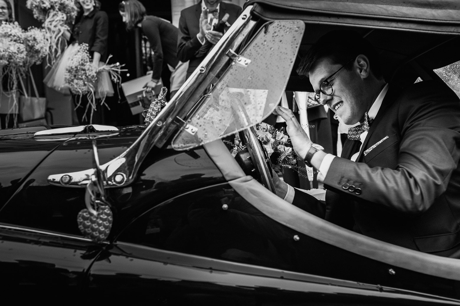 Reportage photo de mariage à Lyon - Manoir de la Garde. Le marié dans la voiture