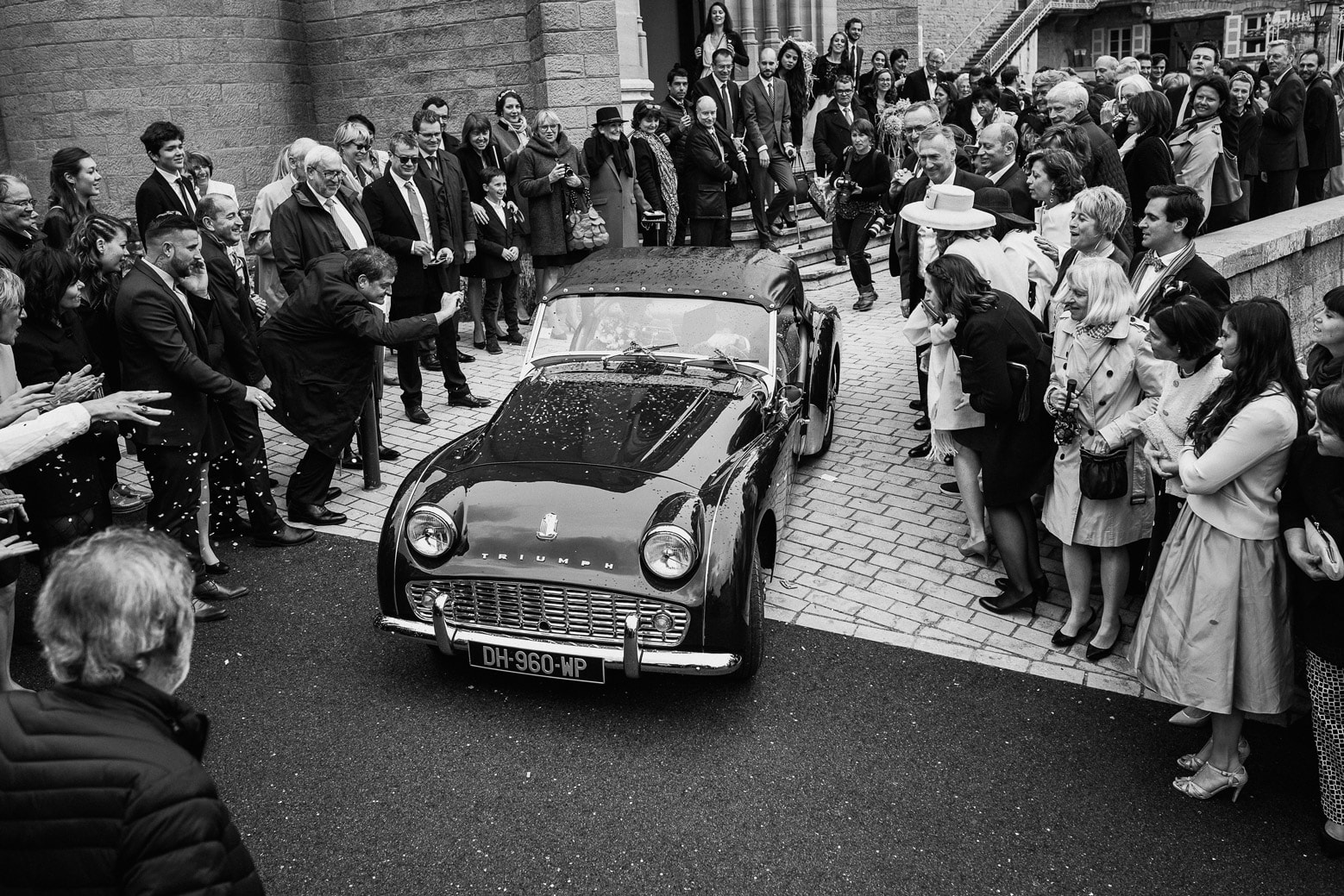 photographe-mariage-lyon-emotion-joie-beau-luxe-reportage-david-pommier (27) Reportage photo de mariage à Lyon - Manoir de la Garde. La voiture des mariés qui part de l'église