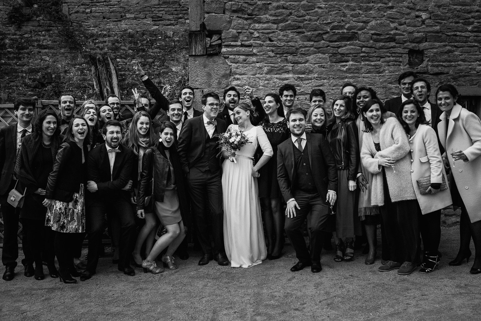 photographe-mariage-lyon-emotion-joie-beau-luxe-reportage-david-pommier (32) Reportage photo de mariage à Lyon - Manoir de la Garde. Photo de groupe
