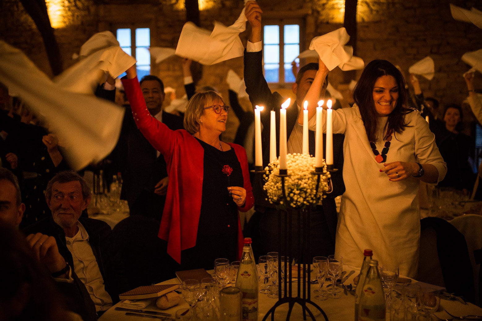 Reportage photo de mariage à Lyon - Manoir de la Garde. L'entrée des mariés, les invités font tourner les serviettes