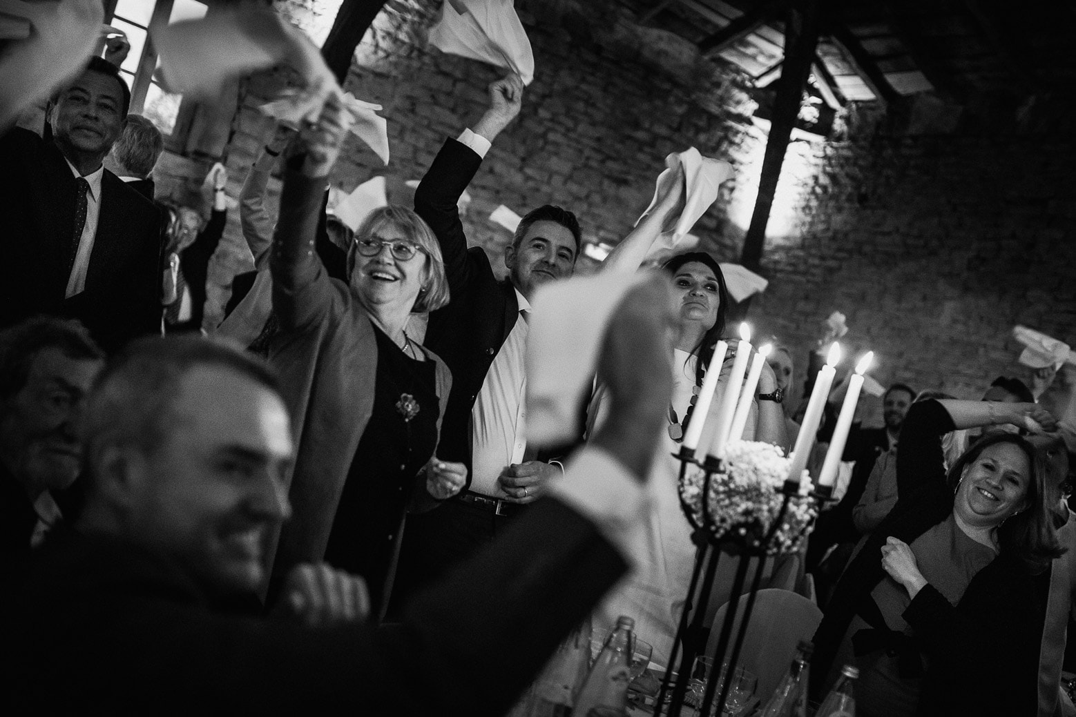Reportage photo de mariage à Lyon - Manoir de la Garde. L'entrée des mariés