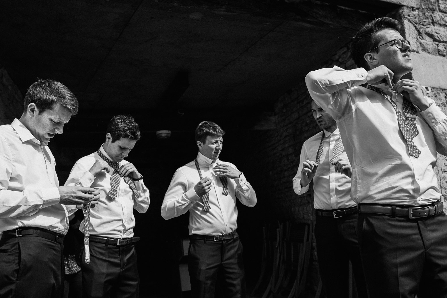 Reportage photo de mariage à Lyon - Manoir de la Garde. Préparatifs du marié avec ses témoins
