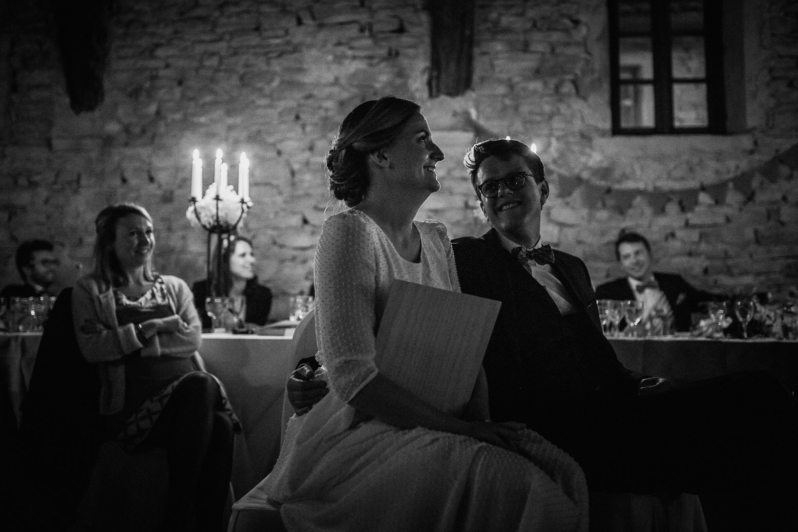 Reportage photo de mariage à Lyon - Manoir de la Garde. Les mariés pendant la soirée