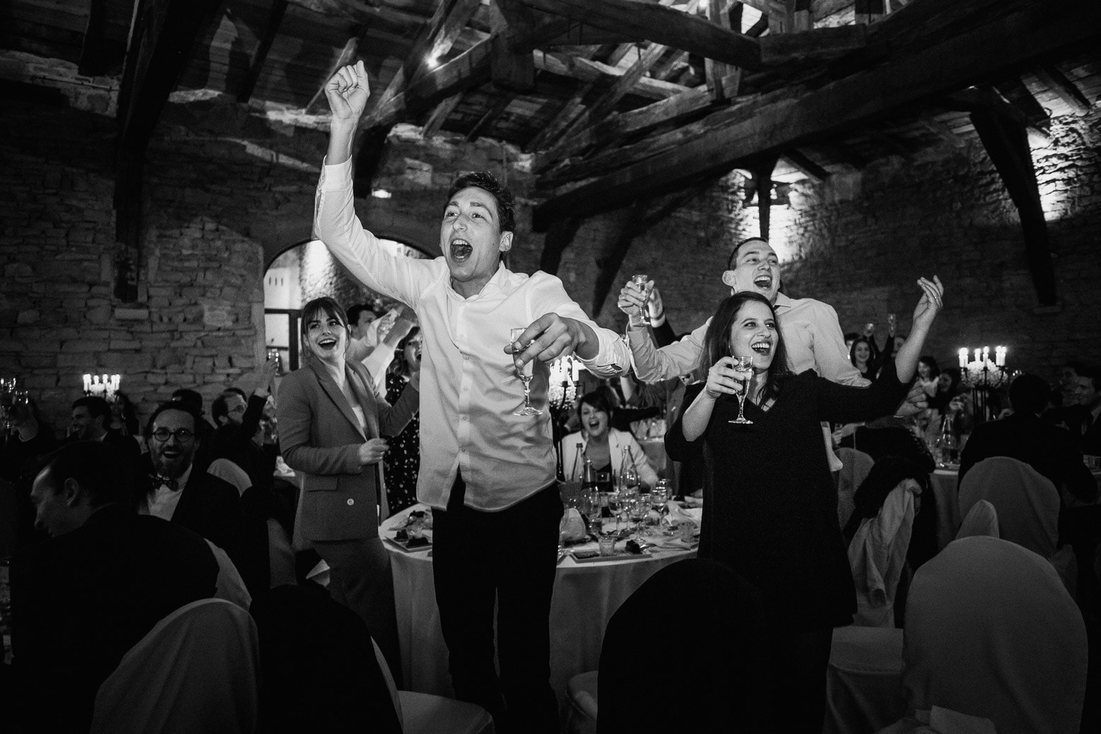 photographe-mariage-lyon-emotion-joie-beau-luxe-reportage-david-pommier (44) Reportage photo de mariage à Lyon - Manoir de la Garde. Les invités font la fête