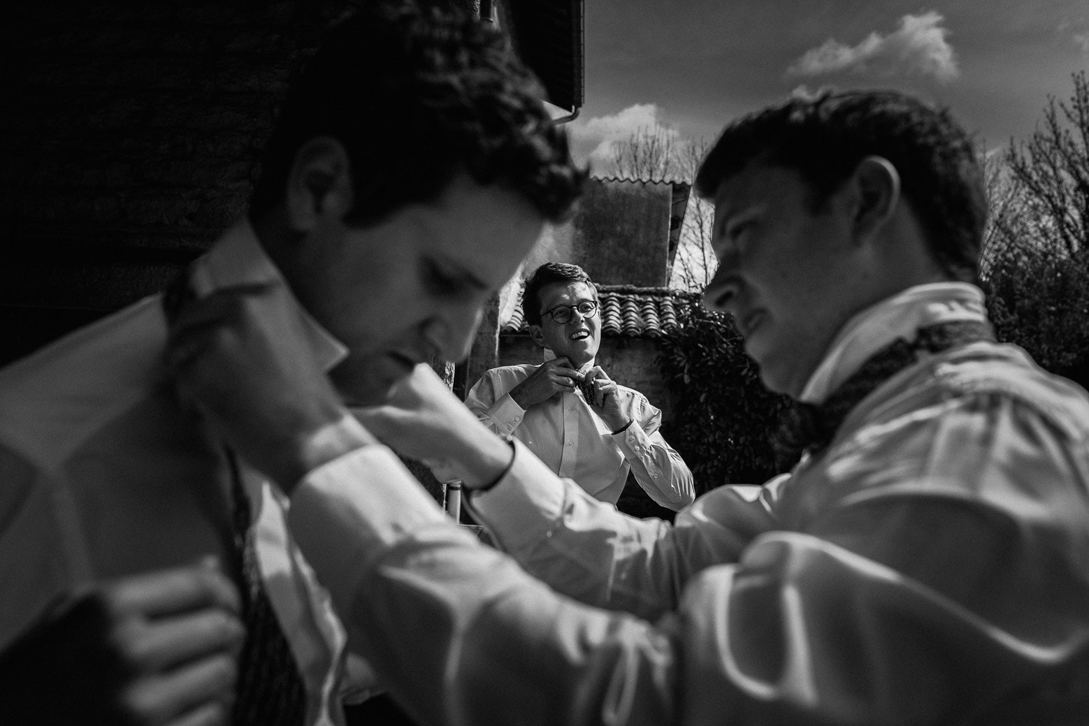 Reportage photo de mariage à Lyon - Manoir de la Garde. Préparatifs du marié qui met sont noeud de papillon