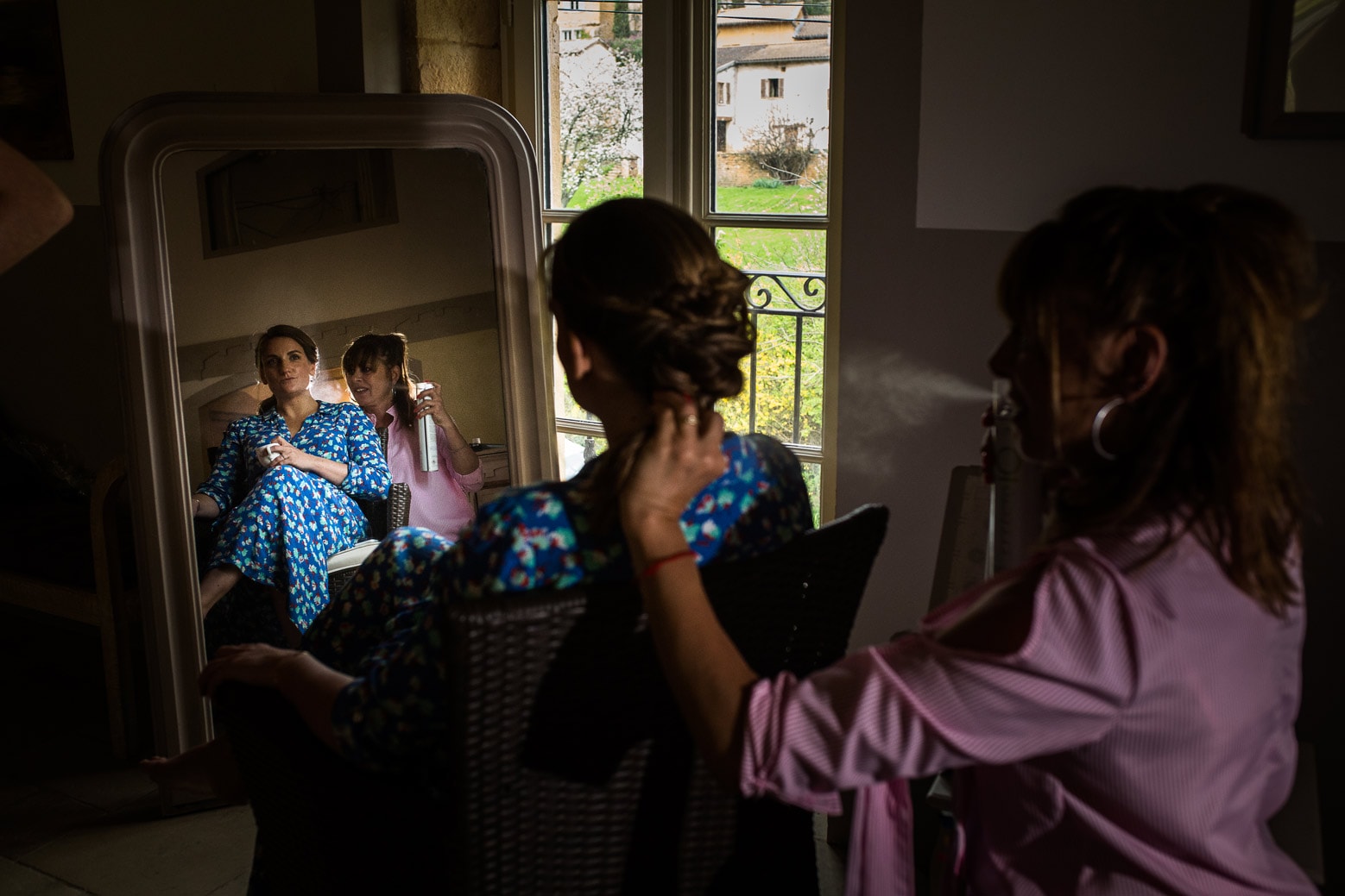 Reportage photo de mariage à Lyon - Manoir de la Garde. Coiffure de la mariée préparatifs