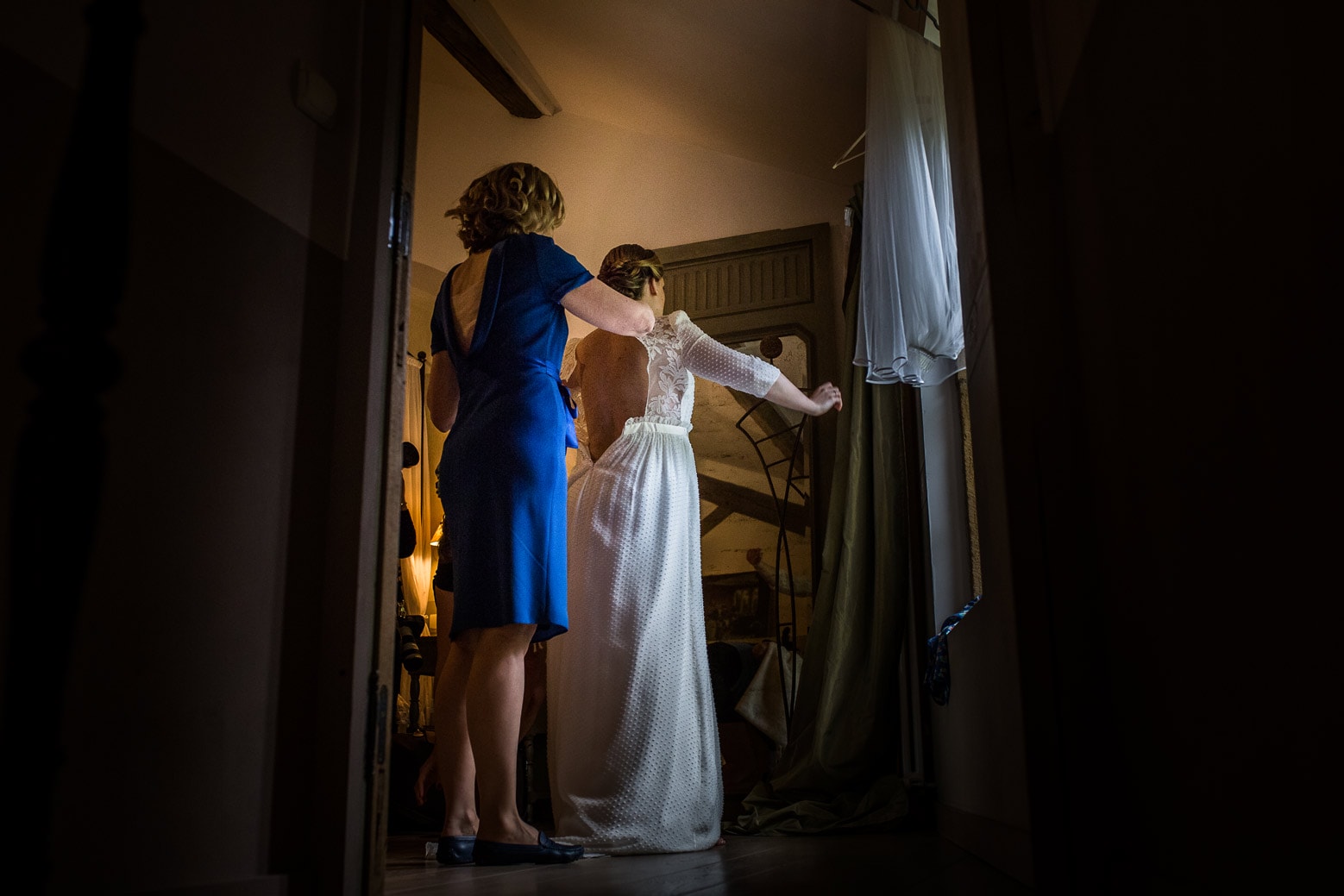 photographe-mariage-lyon-emotion-joie-beau-luxe-reportage-david-pommier (9) Reportage photo de mariage à Lyon - Manoir de la Garde. La mariée enfile sa robe
