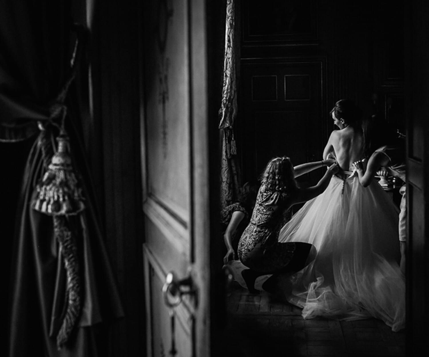 fearless of the day photo de mariage recompensée. Préparatifs de la mariée au chateau de saint trys à côté de lyon