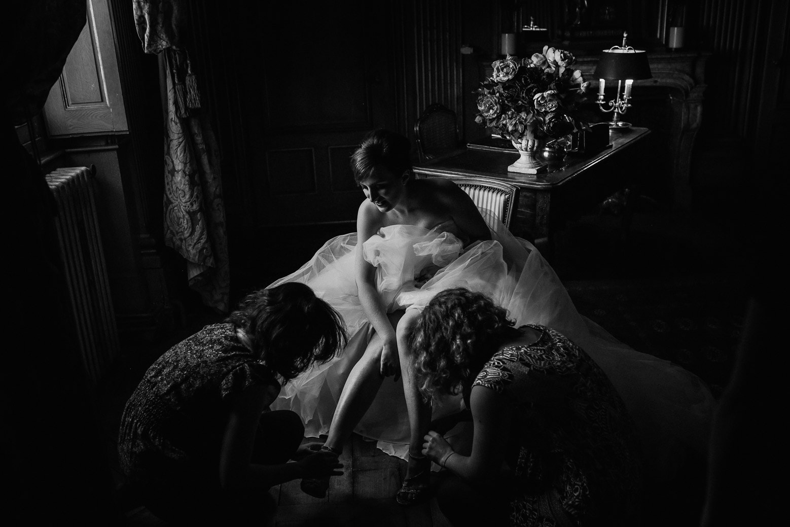 Récompense Wpja sur des photos de mariage (1) Préparatifs de la mariée au château de Saint Trys à côté de Lyon avec une douce lumière