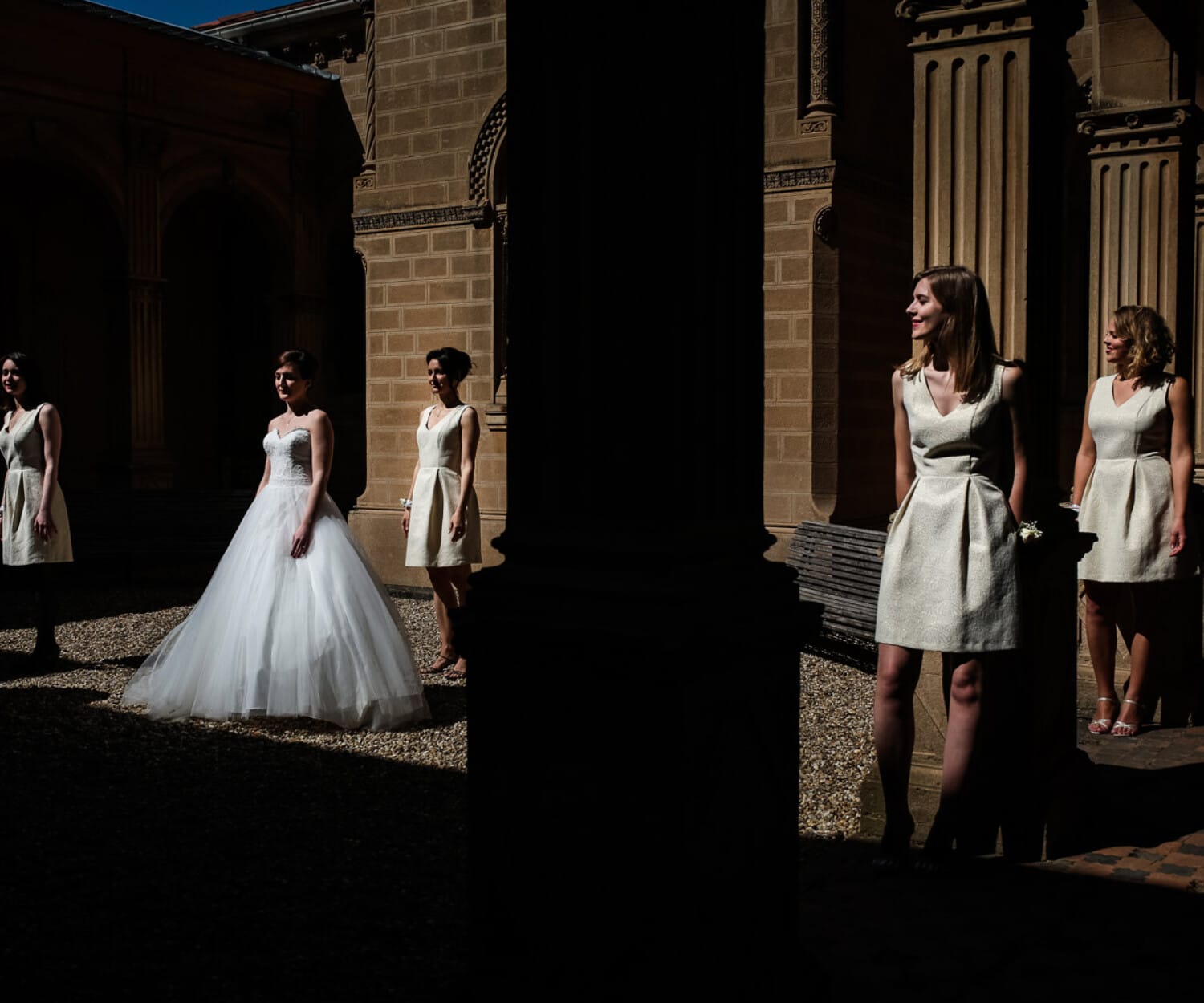 Photo créative de la mariée avec ses témoins au château de Saint Trys à Anses