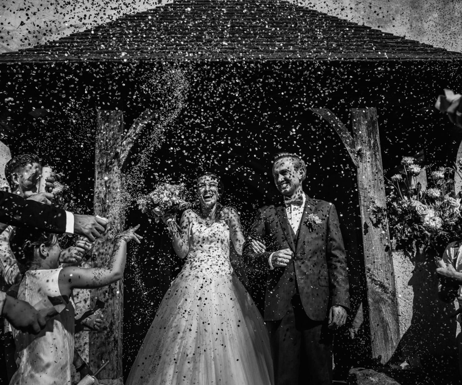 Meilleures photographies de mariage du photographe de mariage David Pommier. Photographe de mariage au château de Beauvoir - Sortie de l'église des mariés sous les confettis Combien coûte un photographe de mariage ?