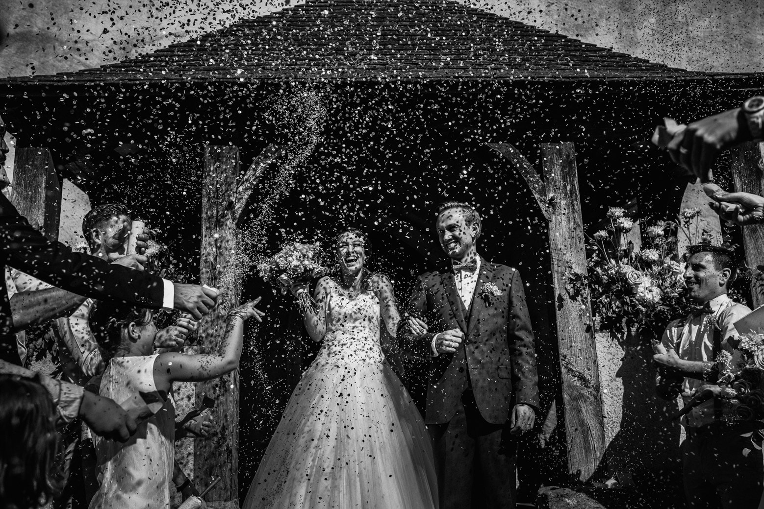 reportage-mariage-chateau-de-beauvoir-photographe-david-pommier Sortie de l'église des mariés sous les confettis