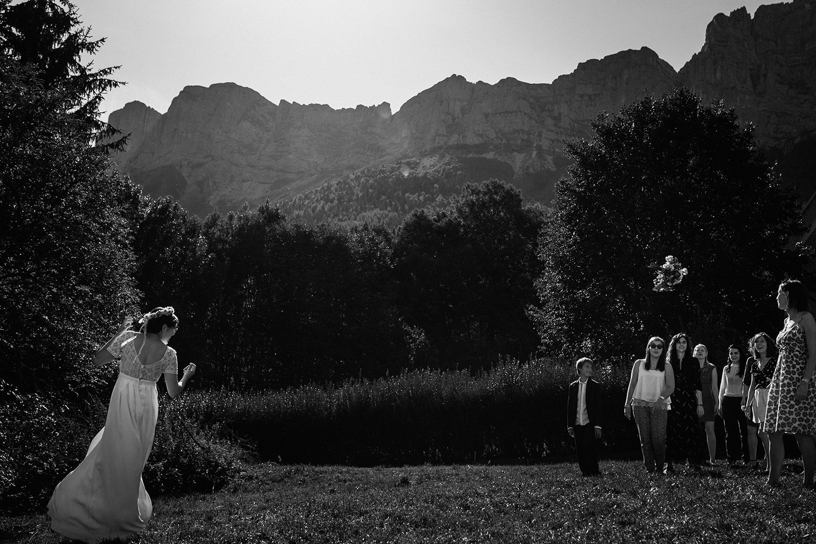 best-of-photographe-de-mariage-a-lyon-emotion-beau-incroyable-(24) Meilleures photographies de mariage du photographe de mariage David Pommier. Grenoble. Galerie de photo de mariage David Pommier. Mariage à la montagne. Lancer du bouquet à Grenoble