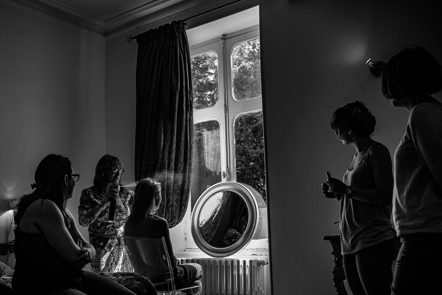Les préparatifs de la mariée. Avec qui? David Pommier Photographe de mariage au château le Sallay dans la Nièvre