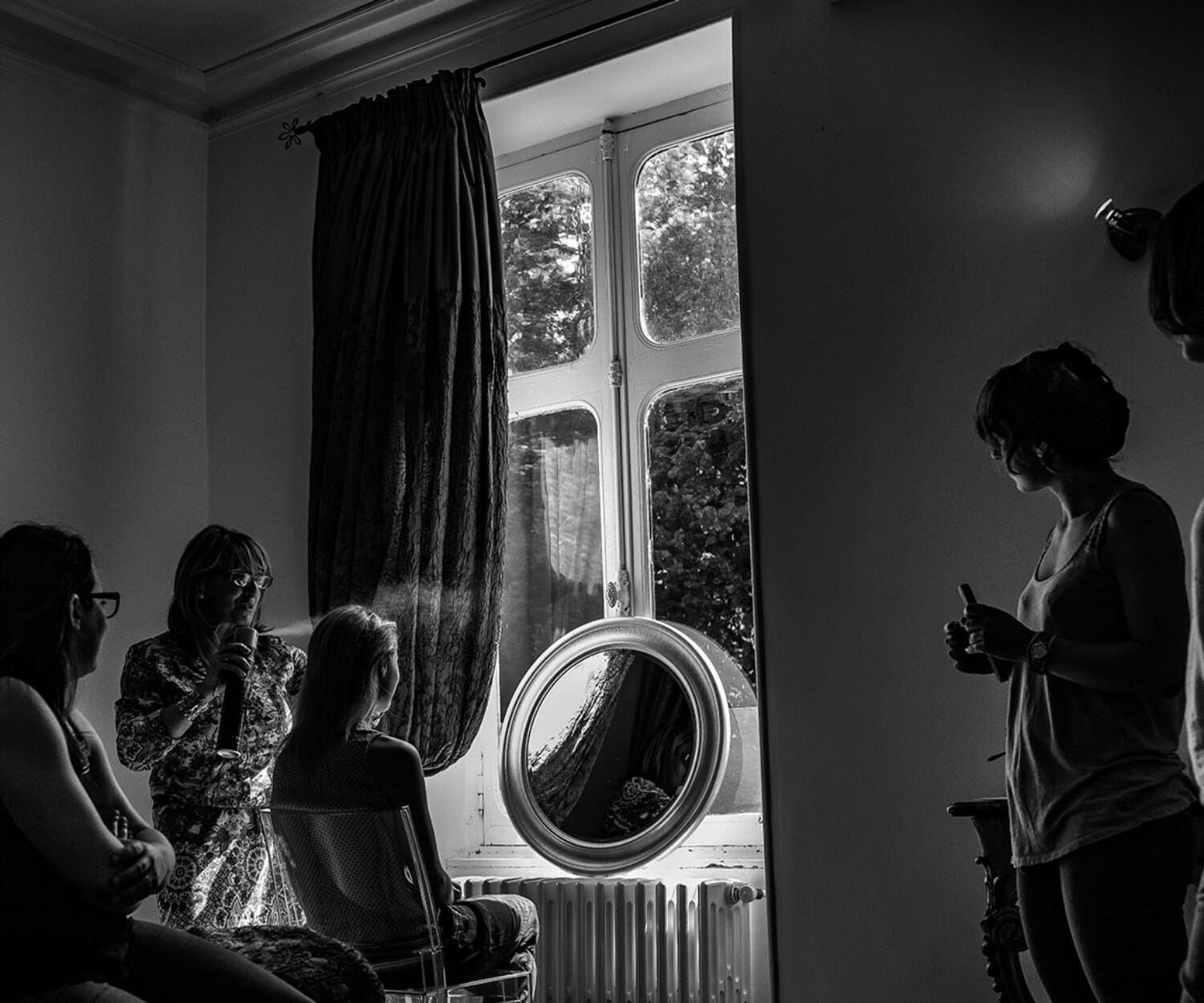 Les préparatifs de la mariée. Avec qui? David Pommier Photographe de mariage au château le Sallay dans la Nièvre