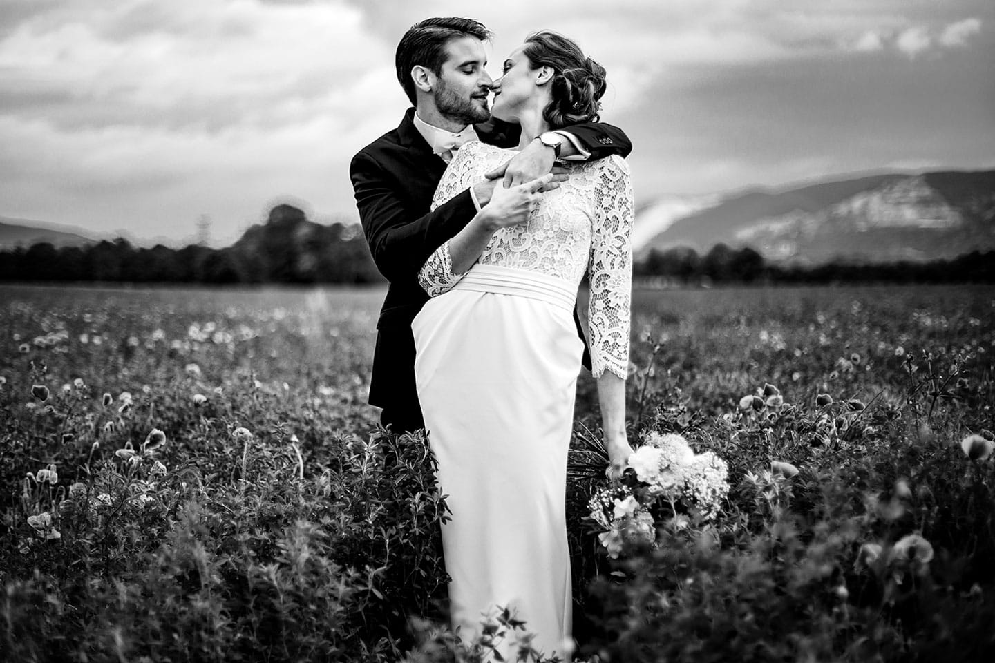 Reportage de mariage au Gîte la Batie en Drôme provençale. Les photos de couple pour ceux qui n'aiment pas poser